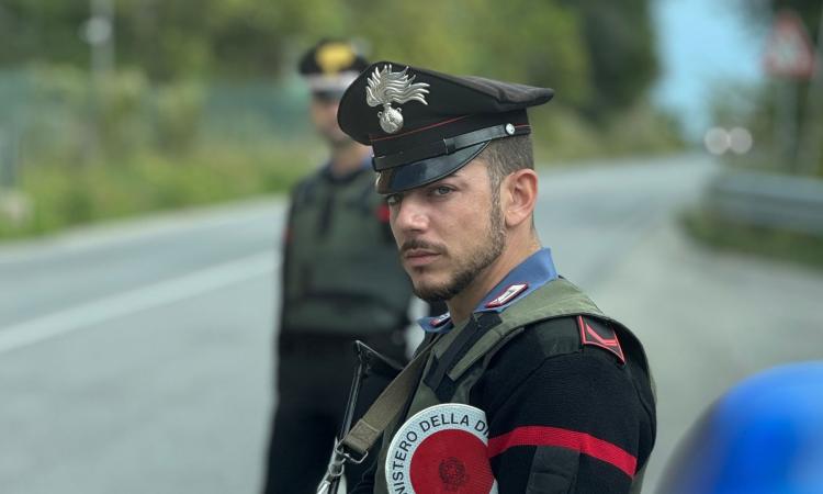san-severino-coltello-carabinieri san-severino-coltello-carabinieri