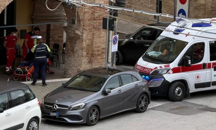 San Severino, 37enne trovato a terra sotto il loggiato di piazza del Popolo: trasportato all'ospedale