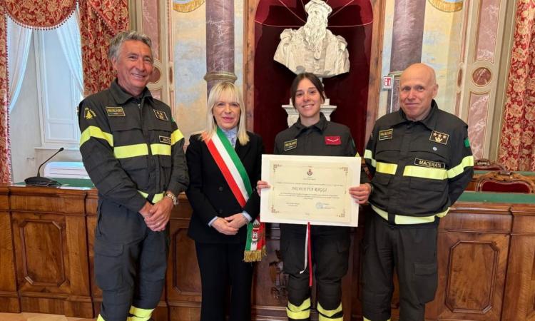 nicoletta_raggi_vigile_fuoco nicoletta_raggi_vigile_fuoco