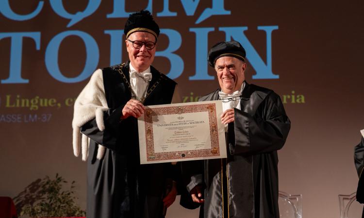 Colm Tóibín a Macerata, laurea honoris causa e dialogo sulla scrittura Colm Tóibín a Macerata, laurea honoris causa e dialogo sulla scrittura