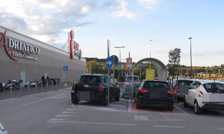 Beccato a rubare nel parcheggio del Cuore Adriatico: era ricercato da luglio, 30enne arrestato Beccato a rubare nel parcheggio del Cuore Adriatico: era ricercato da luglio, 30enne arrestato