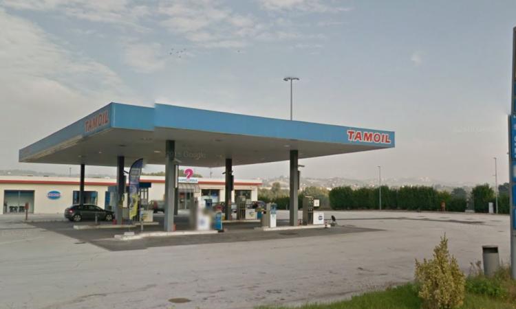 Raid al bar della Tamoil di Colbuccaro: rubati denaro e una macchina cambiasoldi