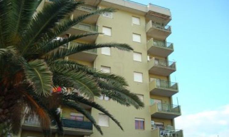 Si butta dalla finestra per evitare i controlli e muore infilzato in una ringhiera