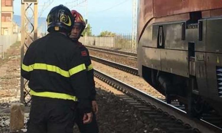 Tragedia in stazione: uomo si getta sotto il treno