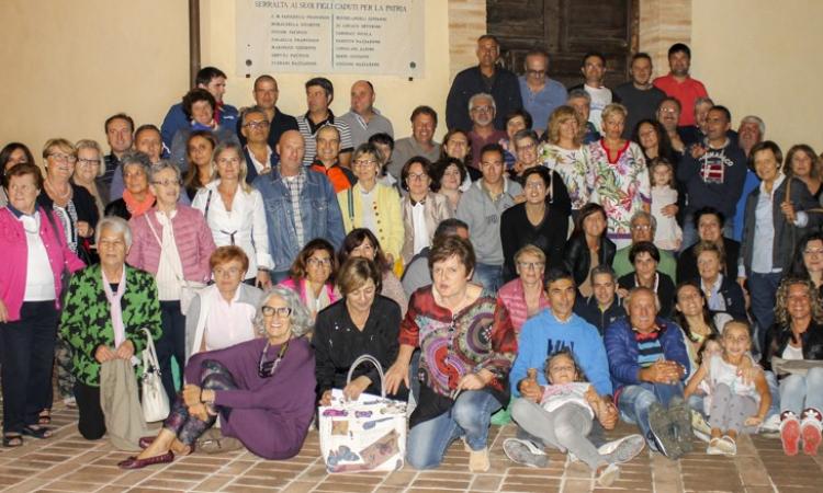 Gli ex scolari di Serralta si ritrovano per... "Una cena in calendario"