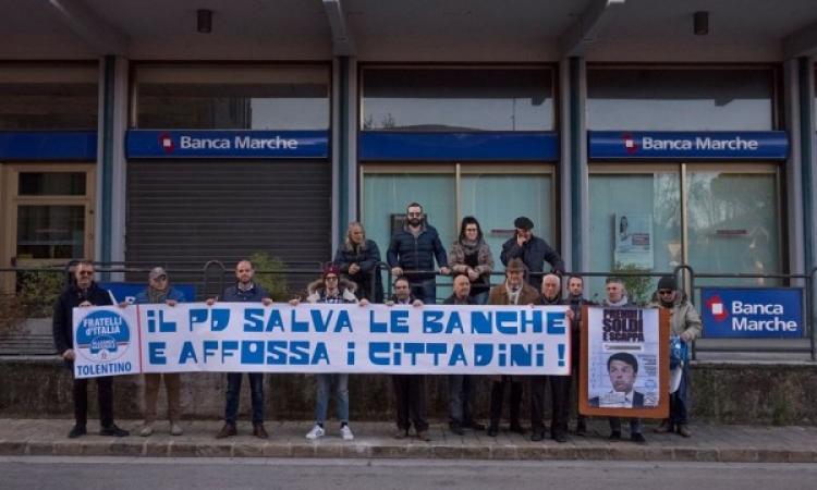Fratelli d'Italia manifesta contro il "salvabanche" di fronte a Banca Marche