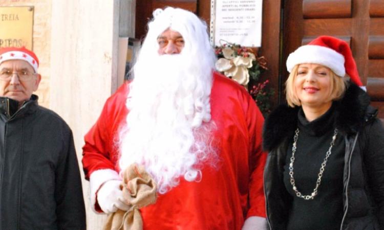 Treia, Babbo Natale arriva alla casa di riposo e nelle scuole