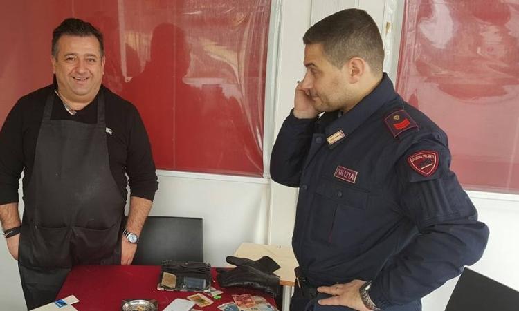Gesto di onestà: trova una borsa sul lungomare e la restituisce alla polizia