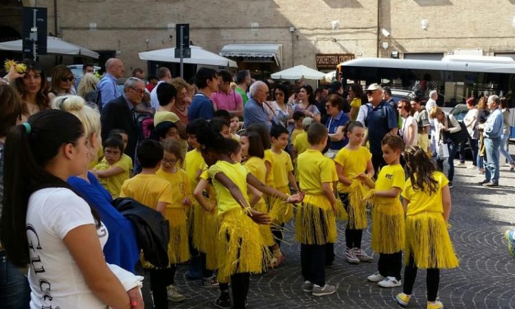 1,2,3... Fermi per l'opera: bambini in piazza a Macerata per promuovere la lirica