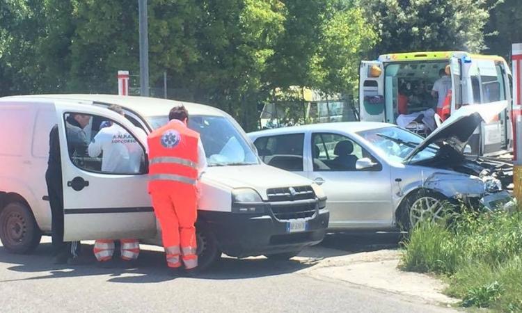 Carambola fra due auto a Trodica: ferite tre persone