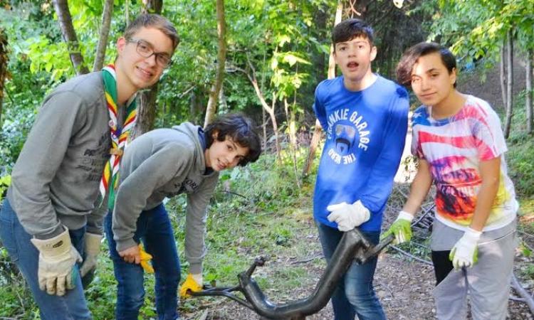 Giovani volontari “ripuliscono” il bosco urbano di Collevario