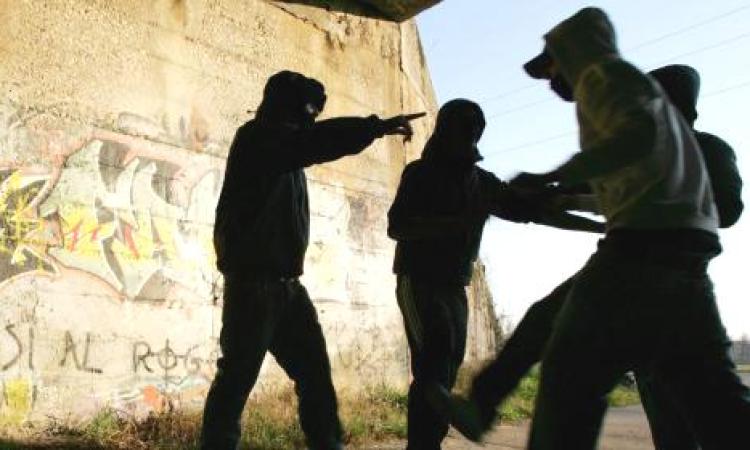 Minorenne minacciato con un coltello sul pullman mentre va a scuola