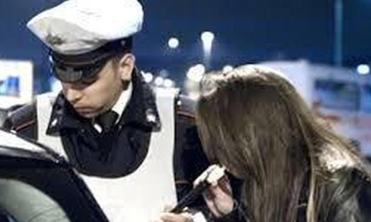 Viaggia contromano ubriaca fradicia: nei guai donna di 37 anni