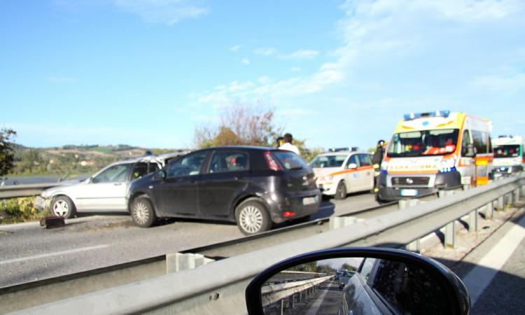 Incidente in superstrada, due feriti