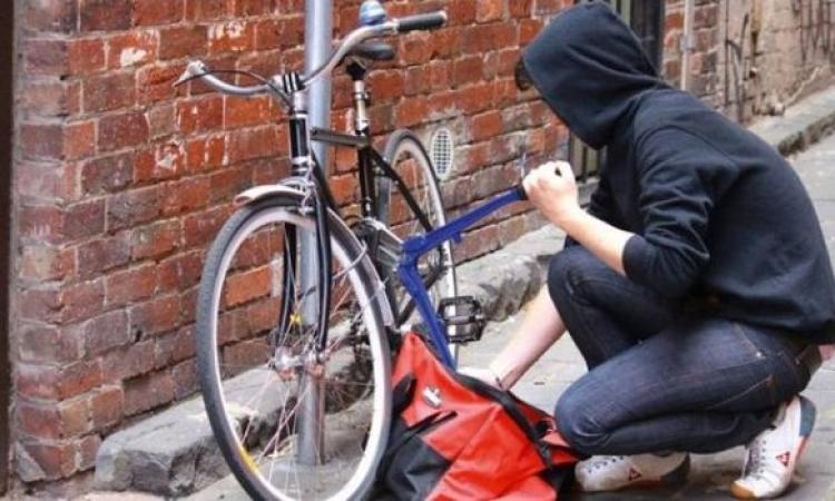 Si accorge che gli stanno rubando la bici e riesce a strapparla di mano ai ladri