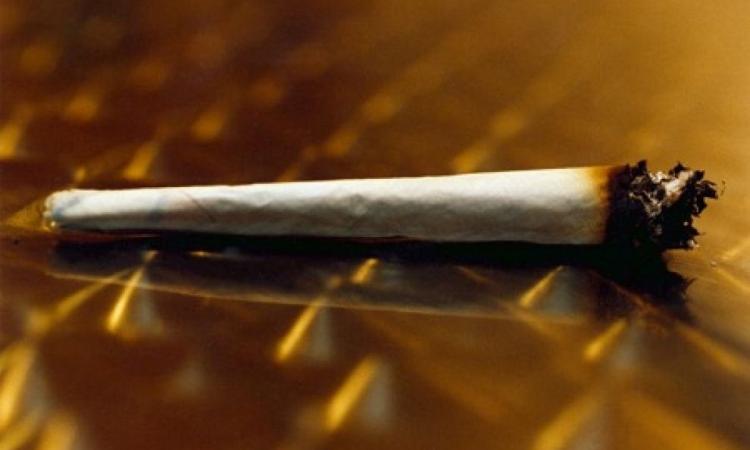Vede la polizia e butta la "canna": "Me l'hanno regalata degli sconosciuti"