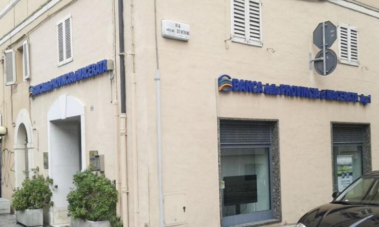 Macerata, rapina a mano armata in banca in corso Cairoli