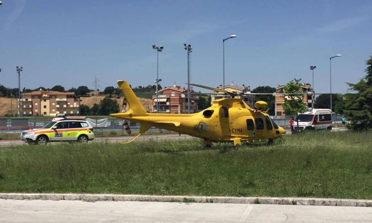 Un bambino cade dal seggiolino, trasportato d'urgenza al Salesi