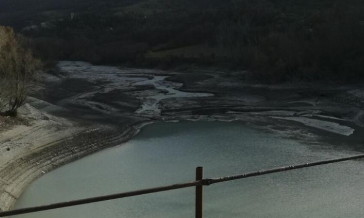 Lago di Fiastra: abbassato il livello delle acque per ispezionare lo sbarramento