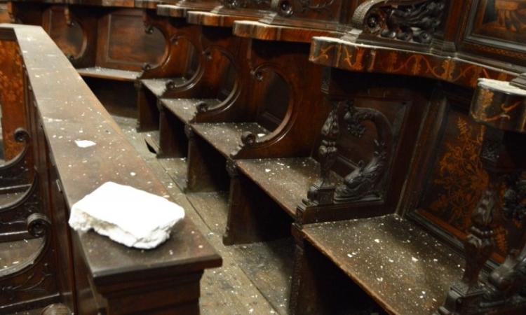 Il distacco d'intonaco nel Duomo antico di San Severino rischia di danneggiare il coro ligneo dell'Indivini