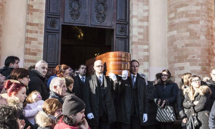 "Ciao Chiara": palloncini bianchi e viola per l'ultimo saluto