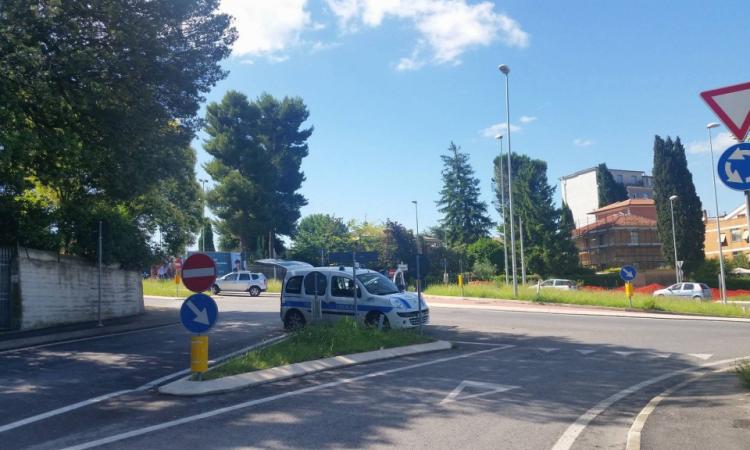 Carrozzina investita da un'auto si rovescia: ferito un bambino