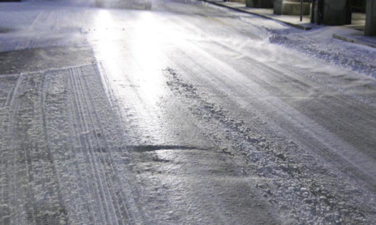 Macerata: chiuse per ghiaccio via Tucci, via dei Velini (a scendere) e via Braccialarghe