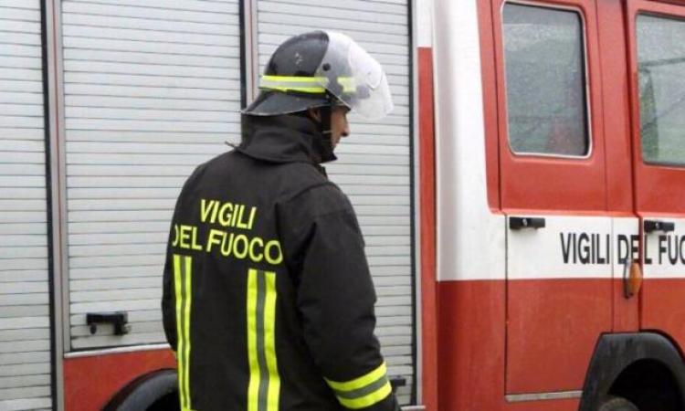 Mezzo agricolo si rovescia: i vigili del fuoco liberano il conducente