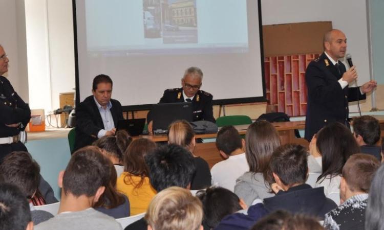 La Polizia a scuola per mettere in guardia i ragazzi sui rischi del web