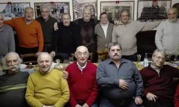 Dai banchi di scuola alla cena di Natale ancora insieme dopo 50 anni