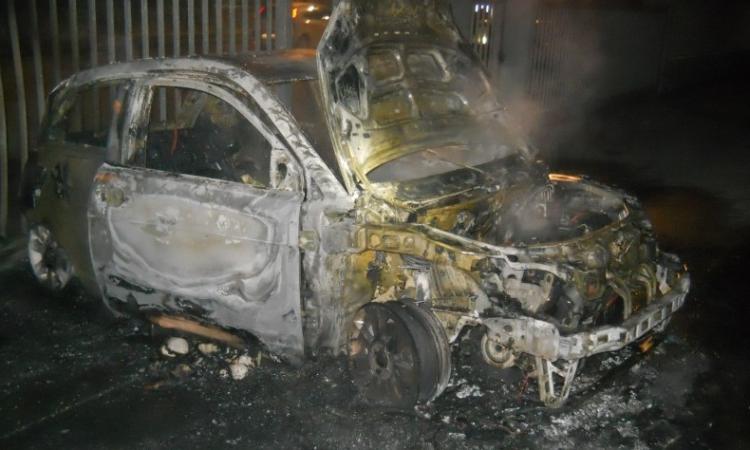 Altre due auto in fiamme nella notte: veicoli a fuoco a Recanati e Civitanova