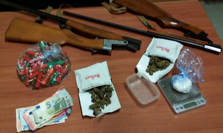 Droga e armi rubate in casa: in manette 43enne di Civitanova