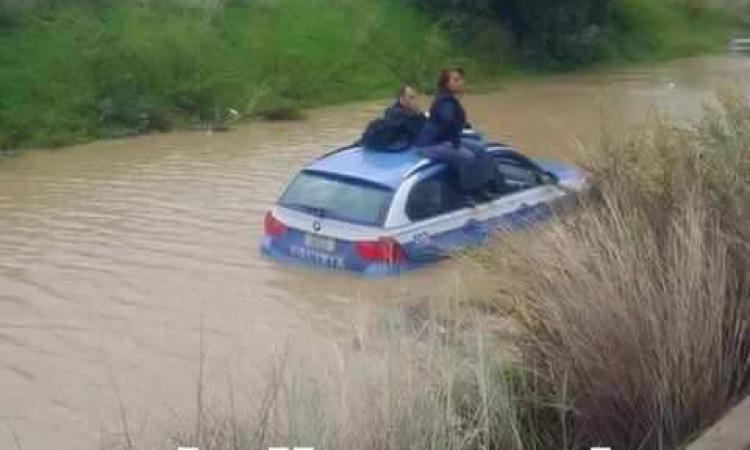 Bmw della Polizia impantanato in un torrente a Civitanova? E' un fake...