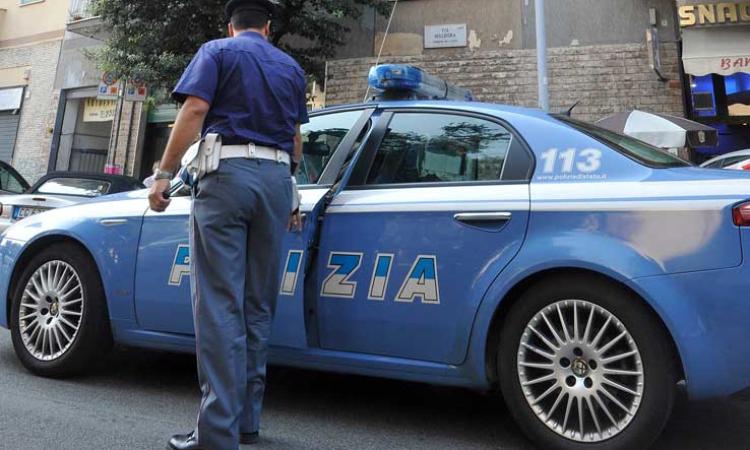 Butta l'eroina quando vede la polizia: denunciato