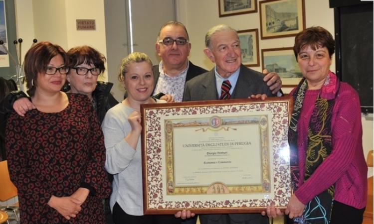Si era iscritto all'università nel 1954. Si è laureato oggi a 80 anni