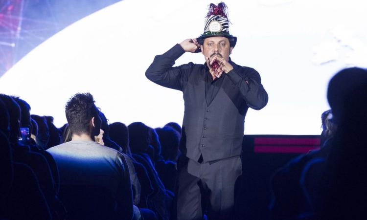 Brignano fa ridere e riflettere l'Eurosuole Forum