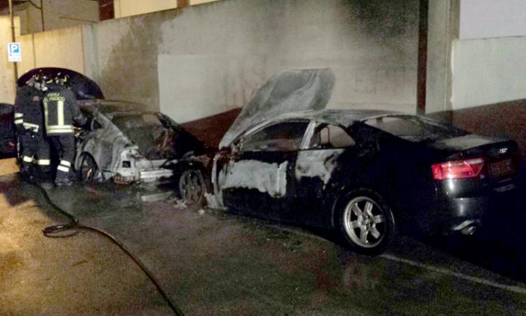 L'inquietante notte delle auto incendiate: sei i veicoli dati alle fiamme