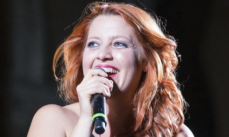 Noemi infiamma piazza Leopardi