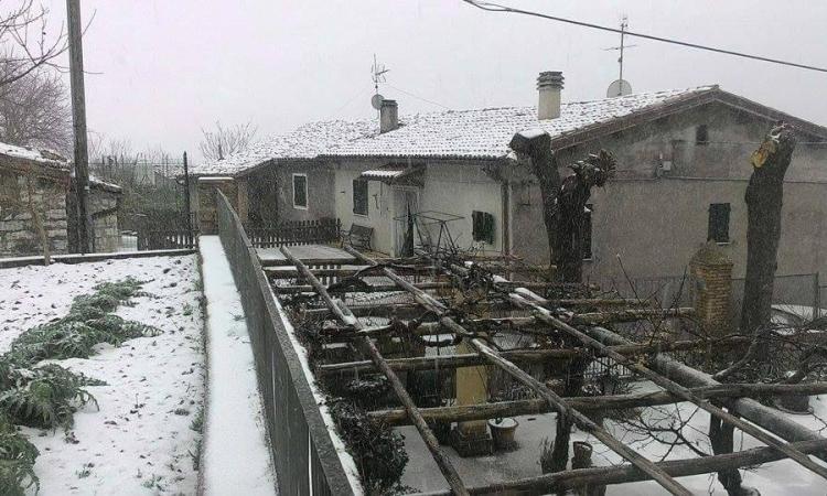 Dal tardo pomeriggio nevica di nuovo nell'entroterra maceratese