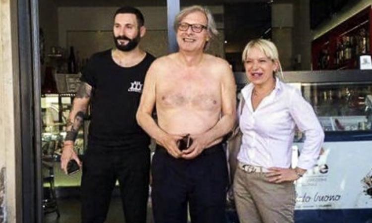 Sgarbi scalzo e a torso nudo in giro per San Severino