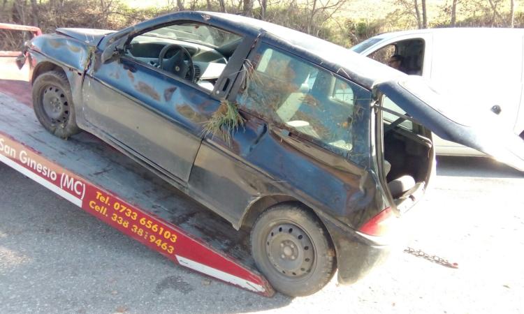 Finisce con l'auto nella scarpata: 46enne illesa