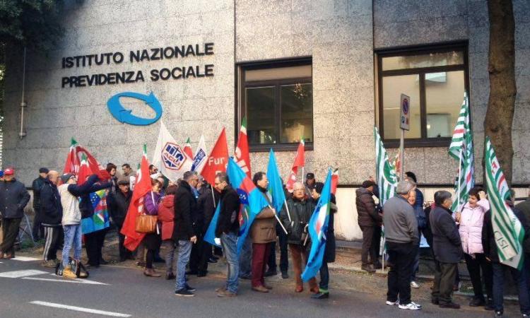 Presidio dei sindacati davanti all'Inps: "no al taglio ai patronati".