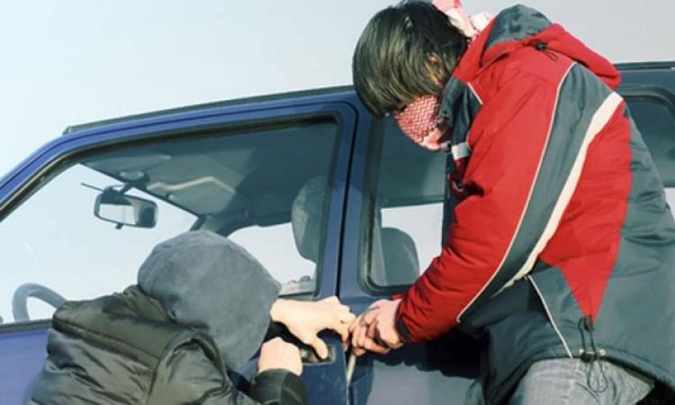 Ruba una macchina a Civitanova ma a Sforzacosta ha un incidente e la abbandona