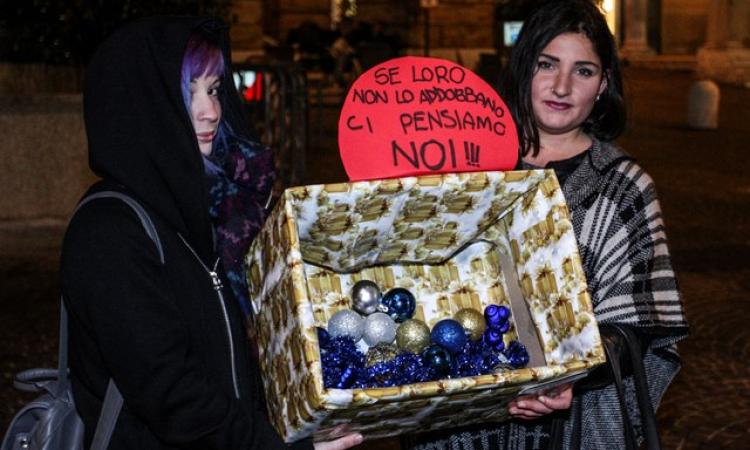 Col flash mob i maceratesi si attrezzano per l'albero "fai da te"