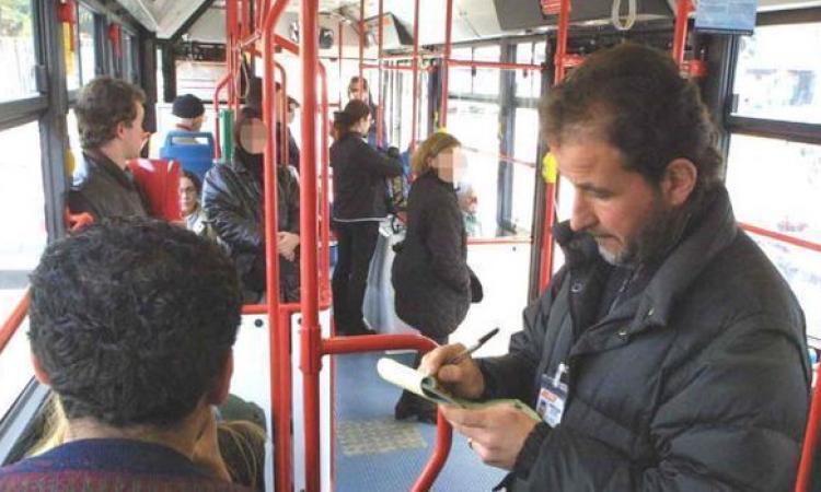Viaggia sul pullman senza biglietto: espulso 23enne senegalese