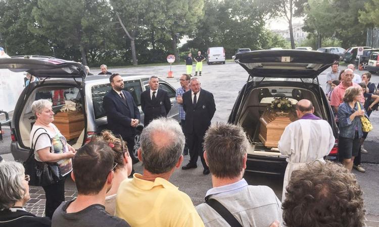 Riccardo e Chiara insieme anche nell'ultimo viaggio: stanotte veglia nell'auditorium di Morrovalle