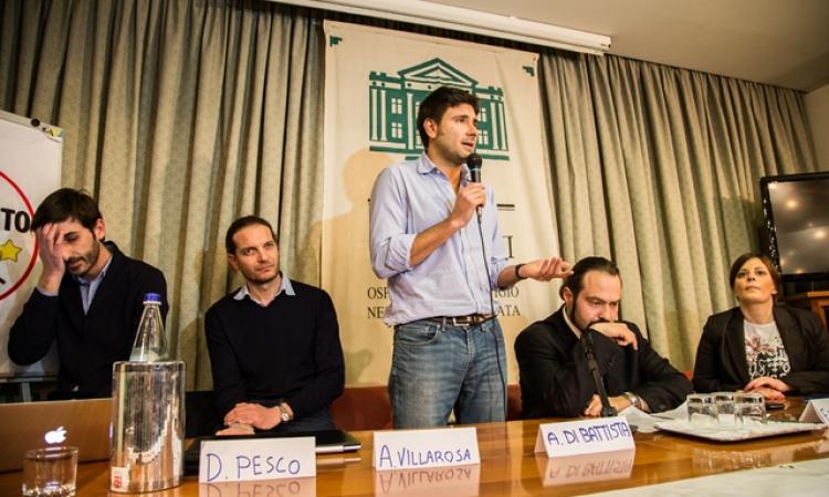 Di Battista e la foto col bambino: "tu non lo sai, ma stiamo lavorando per il tuo futuro"