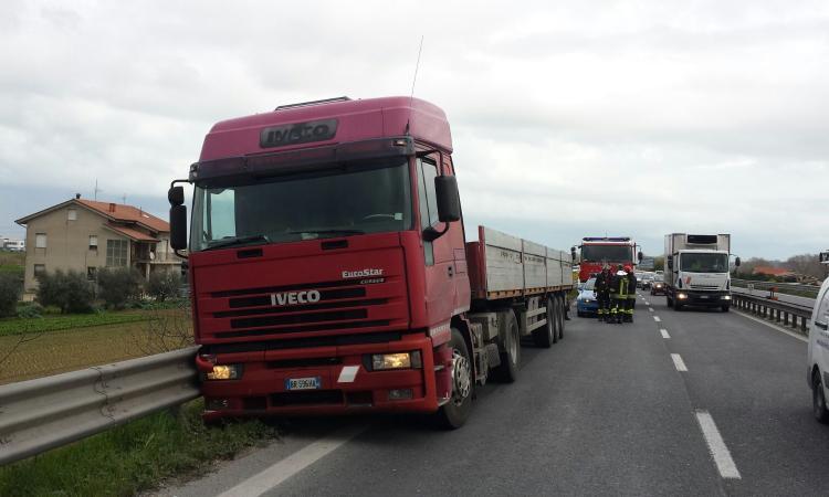 Malore mentre guida il tir: autista trasportato in ospedale