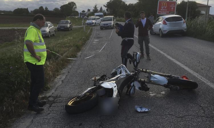 Scontro fra una moto e un'auto a San Claudio: ferito un 19enne di Colbuccaro