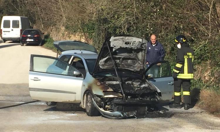 Auto in fiamme a Piediripa. Illesa la persona al volante